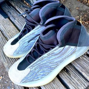 Yezzy size 9/ in half